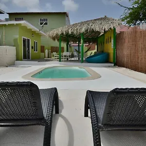 Hostel Pista Q And, Oranjestad